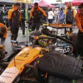Lando Noris slavi trijumf na kišovitoj stazi Silverstoun, Pijastri kažnjen – Hulkenberg prvi put na podijumu