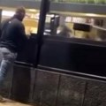 "Hajde da se sklonimo odavde", tuča u lokalu brze hrane u Užicu: Ljudi bežali u panici, muškarac oštrim predmetom napao goste…