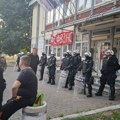 Demonstranti i policija ispred DIF-a u Novom Sadu: Studenti tvrde da su maskirane osobe noćas upale na fakultet (foto)