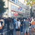 (Foto, video): Protest ispred DIF-a u Novom Sadu: Patrik Drid poručio da će svi studenti moći da uđu u zgradu kada se očisti…