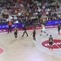 (VIDEO) Spanulis pobesneo na svoje igrače i uleteo u teren!