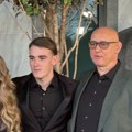 Usvojeni sin Viki i tašketa prvi put na porodičnom slavlju Pevačica stala pred kamere i pokazala novog člana, a on se odmah…