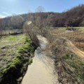 Ekološki akcident kod Leskovca: Reka Jablanica promenila boju u sivu - izgleda kao cement