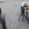 Шокантан снимак: Полицајац бацио шок-бомбу у возило, покренута истрага (видео)