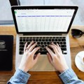 MUP upozorava mlade: Sve veći broj internet prevara i digitalnog nasilja