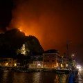 (Video) Grad na hrvatskom primorju u plamenu! Odzvanjaju eksplozije, ima povređenih: Deo građana i turista evakuisan, vatra je…