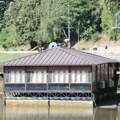 Počeli radovi na uklanjanju potonulog splava sa Gradske plaže