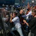 I Priština skliznula u nerede; Albanci jurišaju na Euleks FOTO/VIDEO