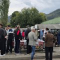 U Vučju štand studenata, pored njega štand SNS-ovaca zaposlenih u javnom sektoru