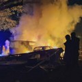 Požar u Pionirskom parku, gore vozila, na terenu vatrogasci (VIDEO)