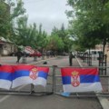 11. Dan mirnog protesta Srba iz Zvečana i Severne Mitrovice: Okupljeni ispred barikade u blizini opštinske zgrade