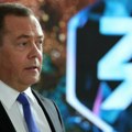 Medvedev pohvalio promenu logoa Tvitera u crno-belo slovo „X”