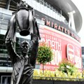 Otkrivena statua Arsena Vengera ispred stadiona Arsenala