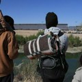 Federalni sudija naredio Teksasu da ukloni prepreke za migrante na reci Rio Grande