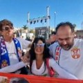 Raširila zastavu sa likom Novaka, pa zapevala "veseli se srpski rode": Snimak će vas oduševiti - Italijanka podržava naše…