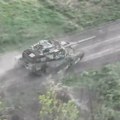 Bežanija na frontu: Ruski tenk pokušao da pobegne od ukrajinskog drona, nije imao šanse (video)