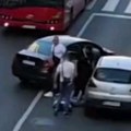 Hapšenje u Gavrila Principa Muškarca izveli iz auta, pa vezali lisicama (VIDEO)