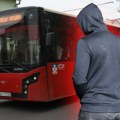 Jeziv snimak iz beogradskog autobusa: Manijak seo prekoputa devojke, pa počeo da se dodiruje! I tako sve do kraja vožnje!