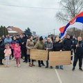 Meštani Ohridskog naselja u Leskovcu blokirali put ka Vučju, traže rešenje infrastrukturnih problema