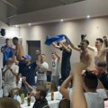 (Video) Fešta u bačkom jarku! Fudbaleri Mladosti ušli u Srpsku ligu, pa s navijačima napravili neverovatno slavlje, zvučnici…