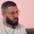 Održao nastup na štakama! Sajfer prvi put u javnosti nakon pucnjave: ''Publiko, neće ispaštati zbog ovoga'' (video)