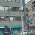 (Video) Uznemirujući prizor u centru Beograda: Biciklista sa detetom projurio kroz crveno, a onda izleteo ispred autobusa –…