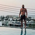 Isklesan stomak i celo telo u mišićima Veljko Ražnatović se skinuo u bokserice i zapalio mreže, izgleda kao Apolon