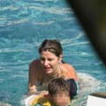 (Paparaco) Anđela Jovanović i Mihail Dudaš u Herceg Novom na sinom: Glumica neprepoznatljiva, zapalila plažu u tanga kupaćem…