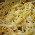 Kako propržiti luk bez neprijatnog mirisa koji se širi po celom stanu? Rešenje se krije u jednom sastojku koji već imate u…