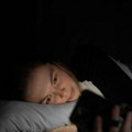 Da li "dark mode" čuva vid: Oftalmolog otkriva kako tamni režim na telefonu utiče na oči