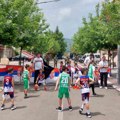 Zvečan, najmlađi košarkaši odigrali utakmicu ispred zaštitne ograde Kfora