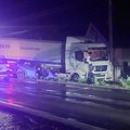 Teška saobraćajna nezgoda kod Prnjavora: Žena automobilom podletela pod kamion