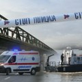Automobilom sleteli u Dunav, putnike izvlače iz vode: Teška nesreća u Velikom Gradištu, sumnja se da je stradao mladić