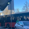 Gradski autobus zakucao se u automobil kod Vukovog spomenika, stvara se gužva