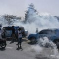Haos u Senegalu zbog odlaganja izbora: Suzavcem na demonstrante, ograničen i internet