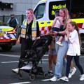 Нападач из тржног центра убио шест људи! Мајка повређене бебе у Сиднеју преминула, полицајка савладала убицу