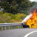 Automobil potpuno izgoreo, vozač bio unutra kad je plamen buknuo: Jeziv snimak iz Lukavice
