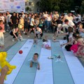 Na karnevalskoj puzijadi u Leskovcu bebe stizale do cilja uz pomoć roditelja