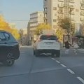 (Video): Žena sa detetom pretrčava ulicu, umalo ih udario automobil! Snimljen jeziv trenutak u centru Beograda, ljudi besno…