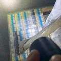 Policija zaplenila 6.000 paklica cigareta, bile u skrivenom bunkeru kombija: Vrednost dva miliona dinara