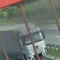 Kamionom se zakucao u ogradu na: Auto-putu Saobraćajna nesreća kod Kovilja (video)