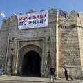 Transparent sa natpisom „Bolje ćaci nego naci“ i kukastim krstom na Tvrđavi