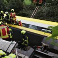 (Video) Vagon se katapultirao 5 metara uvis i udario u brdo! Detalji stravične železničke nesreće u Nemačkoj: Ovo je moguć…