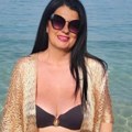Au! Skinula se Saška Karan i pokazala sve atribute u 7. Deceniji Grudi samo što ne ispadnu: Slikala se iz svih uglova, mreže…
