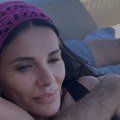 Voditeljka se topi u zagrljaju muža, koji je opasan dasa u 39.: godini rodila dete, a sad pokazala porodične slike sa…