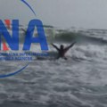 Drama na plaži u Ulcinju: Policajac iz Novog Pazara izvukao ženu iz talasa (FOTO)