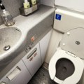 Šokantan incident u avionu Putnici satima trpeli agoniju bez WC-a, smrad u kabini postao neizdrživ - reakcija posade izazvala…