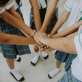Škola u Sedlaru menja sistem vrednosti Roditelji jednoglasno podržali uniforme važni su znanje i uspeh, a ne brendovi