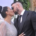 "Šta li je: Zgrešio?" Pevačica dobila preskup poklon Od zgodnog muža, pa se pohvalila: Važe za najlepši par na estradi, a…