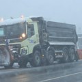(Video) Zabrana saobraćaja za kamione ponovo na snazi! Snežna mećava okovala Zlatibor: Na terenu 12 ekipa, putevi se čiste po…